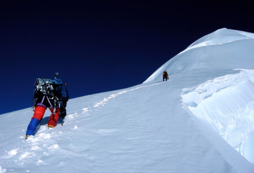 Challenging trekking tour in Pakistan’s Karakoram Range, ascends a steep icy slope above 7000 meters extreme adventure sports.